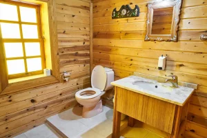 Une déco en bois pour un WC nature 
