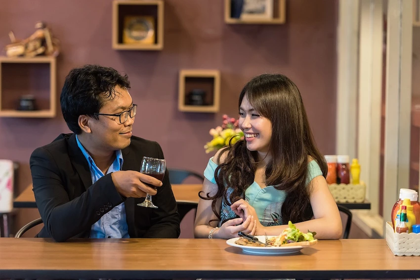 Un couple s'offre en cadeau surprise, un rendez-vous au restaurant  