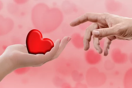 Une femme offre son cœur en cadeau de saint valentin à son homme