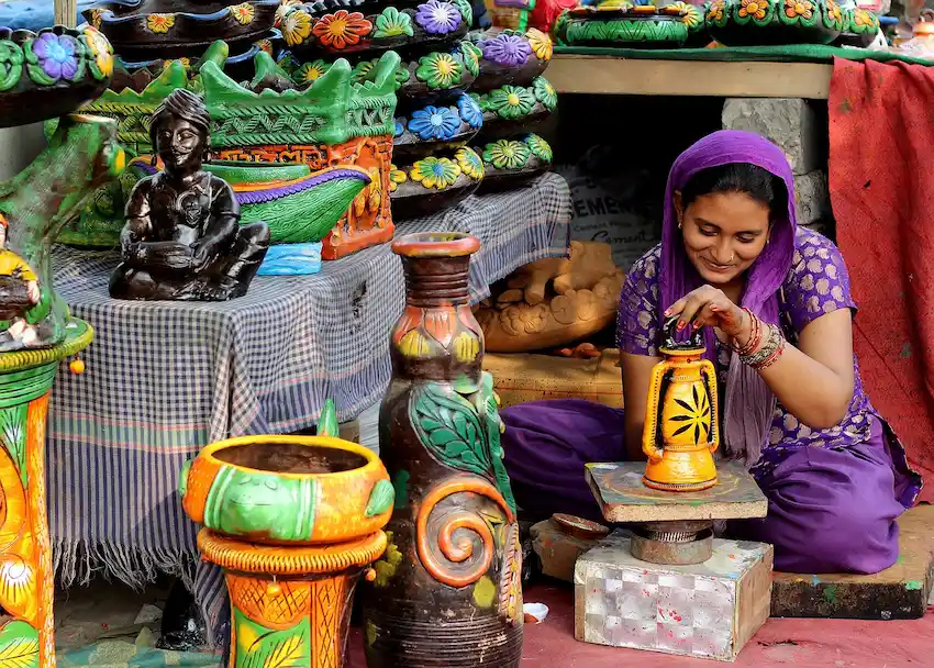 Une femme de 50 ans participe à un atelier de poterie orffert en cadeau